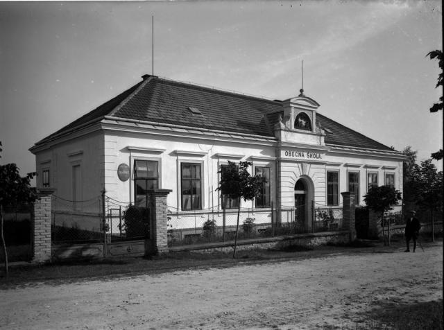 Obecná škola v Turovci 1925 (in Czech), keywords: school, Turovec, architecture