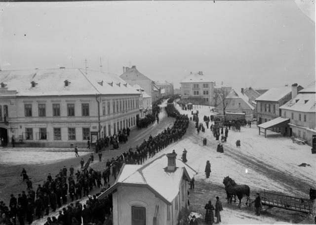 Pohřební průvod na Křižíkově náměstí (in Czech), keywords: Tábor, winter, Křižík's square, funeral, parade