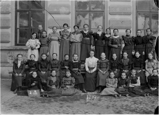 2.B.1899 (in Czech), keywords: group, school, girls  group, school, girls