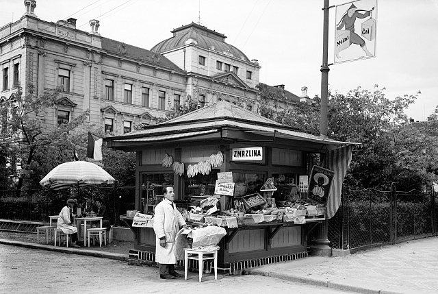 Ice-cream kiosk in front of the Academy during the 1929 Exhibition.