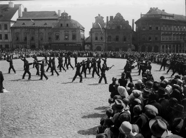 Cvičení hasičů v Táboře 1928 (in Czech), keywords: Tábor, Žižkovo náměstí, fire police  Tábor, Žižkovo náměstí, fire police
