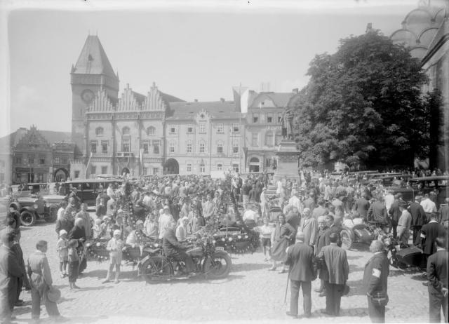 Sjezd automotoklubů (in Czech), keywords: Tábor, sjezd automotoklubů, Žižkovo náměstí, festival