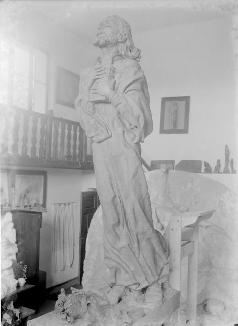 Mistr Jan Hus od Františka Bílka v jeho atelieru (in Czech), keywords: Jan Hus, Bílek, statue, Chýnov