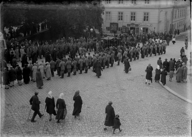 Pohřeb Jarka Posadovský 21. 6. 1928, Křižíkovo náměstí (in Czech), keywords: Tábor, reportage, funeral, Mr. Posadovský, Křižík's square  Tábor, reportage, funeral, Mr. Posadovský, Křižík's square
