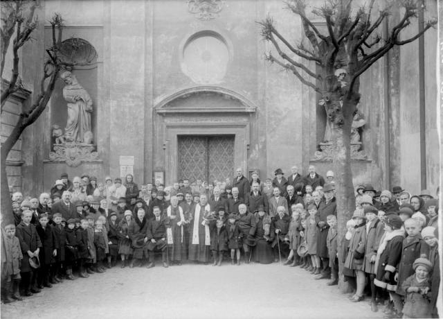 Instalace čsl. faráře Rabišky 16.1.1928 (in Czech), keywords: Tábor, Náměstí Mikuláše z Husi, Rabiška, farář, církev československá, group