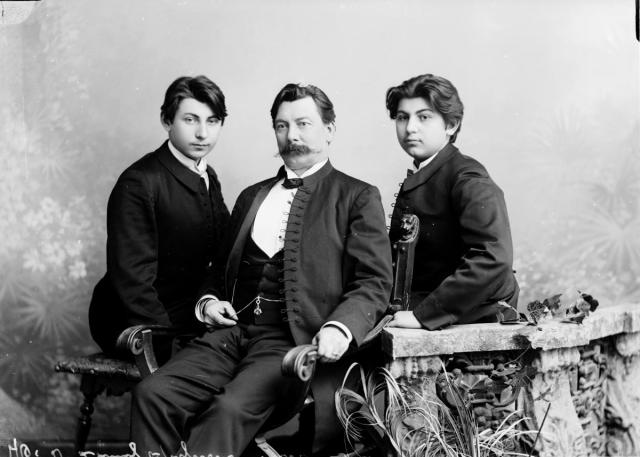 Dr. Hynek Lang (mayor of župa Žižkova) and his sons