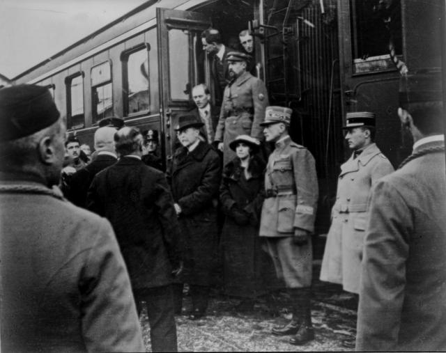 Příjezd T. G. Masaryka 1918 (in Czech), keywords: Masaryk, train station, train, reportage  Masaryk, train station, train, reportage