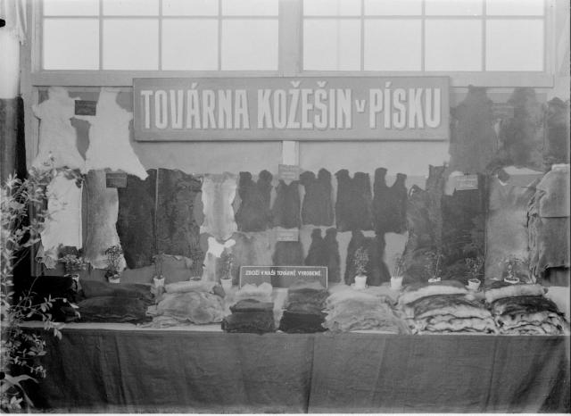 Továrna kožešin v Písku (in Czech), keywords: Písek, pavilón, exposition zboží v naší továrně vyrobené Písek, pavilón, exposition