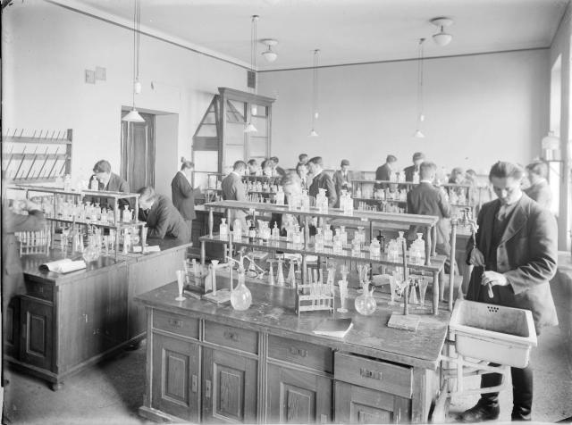 Chemistry laboratory, 1920s  school, zemědělství, laboratoř