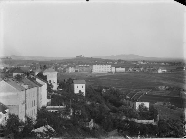 Pohled na Maredův vrch (in Czech), keywords: Tábor, school, Mareda's hill, Svatá Anna  Tábor, school, Mareda's hill, Svatá Anna