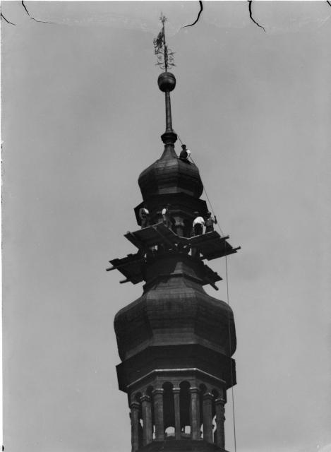 Oprava věže  2.8. (in Czech), keywords: Tábor, square, church, tower  Tábor, square, church, tower