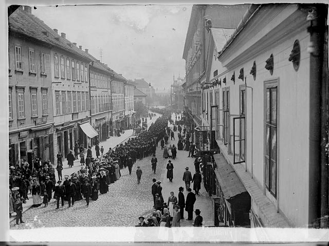 Palackého ulice (in Czech), keywords: Palackého, theatre, parade (Czech) na desce Šáda I pro tablo Palackého, theatre, parade