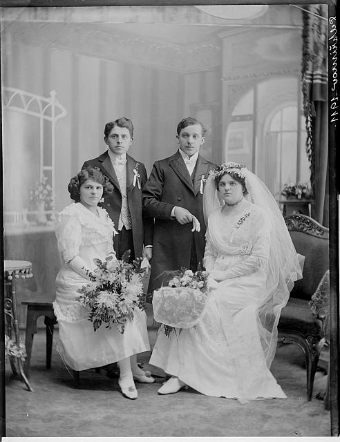svatba Vrchotický (in Czech), keywords: wedding (Czech) na krabičce táborské budovy 1912,snímky rodinné a svatební 1911-1912 Pel... wedding