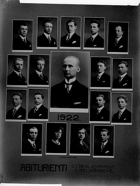 Pelhřimov gymnázium (in Czech), keywords: tablo (Czech) na krabici, tabla skupiny a sjezdy š8,táb real gym 1919,1920,1921,1922 1... tablo
