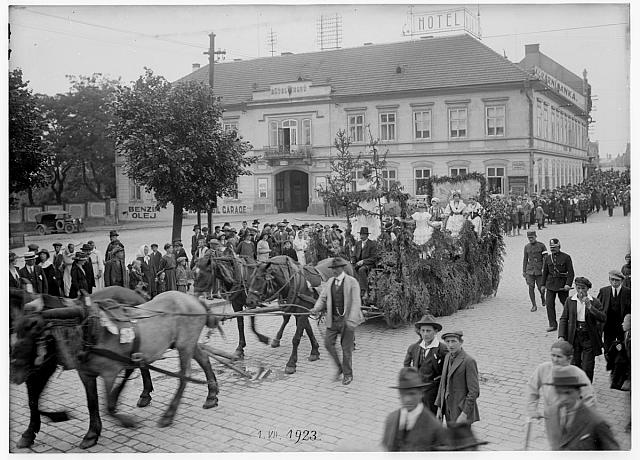 Křižíkovo náměstí, průvod s Janem Žižkou 1.7.1923 (in Czech), keywords: Křižík's square, Žižka, parade, festival  Křižík's square, Žižka, parade, festival