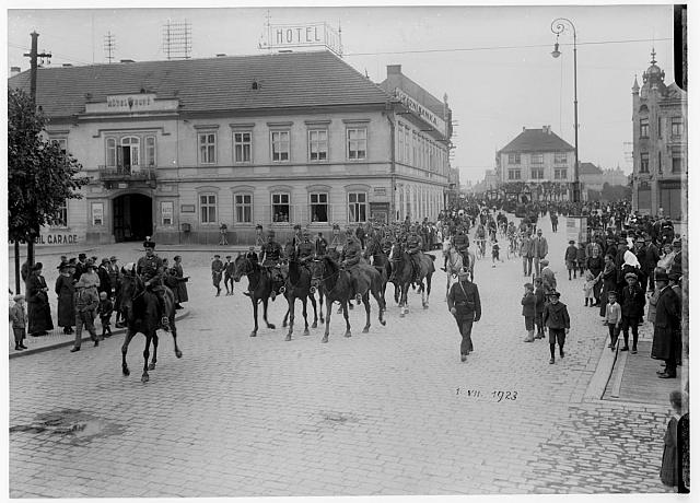 Křižíkovo náměstí, průvod s Janem Žižkou 1.7.1923 (in Czech), keywords: Křižík's square, Žižka, parade, festival  Křižík's square, Žižka, parade, festival