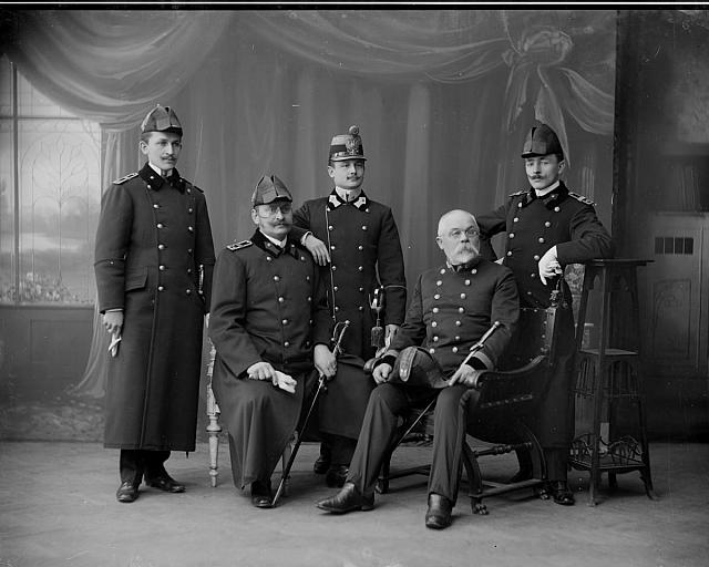 skupina (in Czech), keywords: group, soldier, uniform (Czech) Na krabici skupiny příčné  1911 group, soldier, uniform