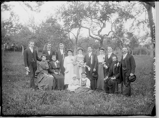 Dacka Horní Cer. (in Czech), keywords: wedding, group (Czech) Na krabici: Pelhřimovské skupiny, razítko 15.VII.1918, asi se nevztahuje... wedding, group