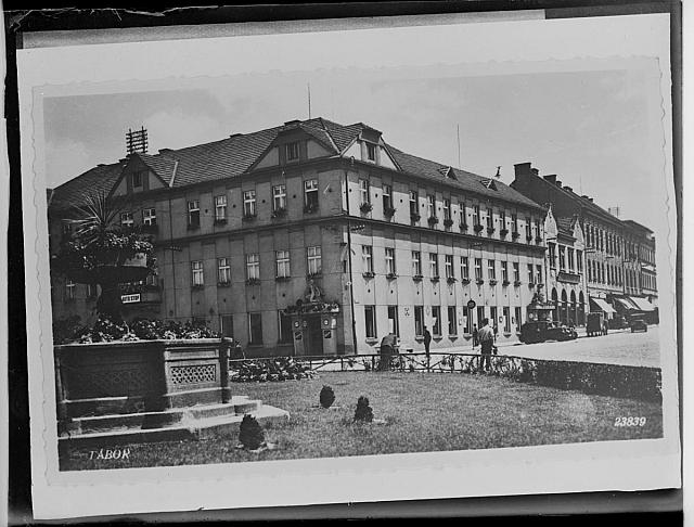 Křižíkovo náměstí (in Czech), keywords: Křižík's square, fountain (Czech) na krabici dámské portréty 1910-1912 Křižík's square, fountain