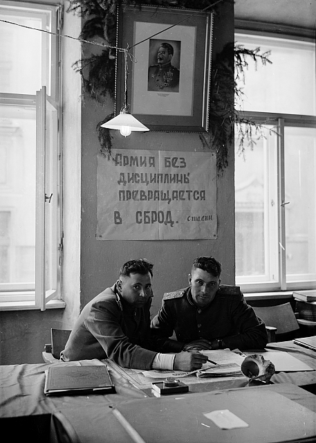 Sovětští důstojníci v Táboře květen1945 (in Czech), keywords: uniform, liberation