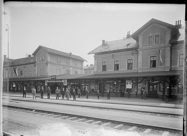 nádraží (in Czech), keywords: train station  train station