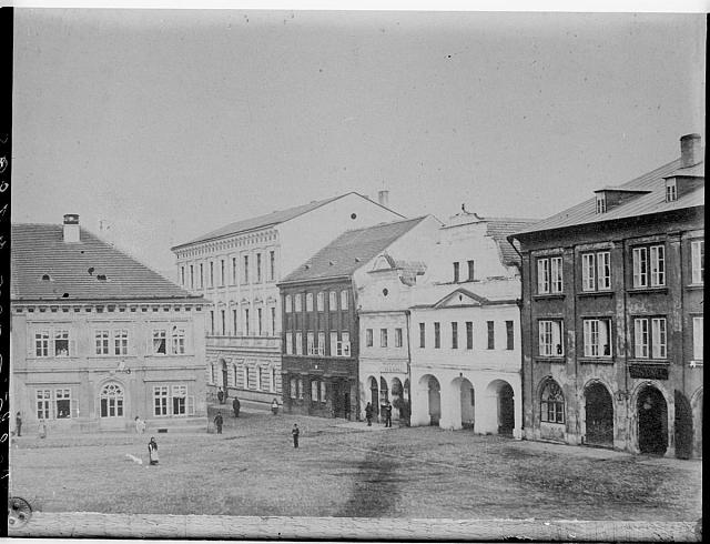 náměstí Pelhřimov 1895 (in Czech), keywords: Pelhřimov (Czech) na obálce domy na náměstí Pelhřimov   sign .432 inv.č. 454 rok na desce Pelhřimov