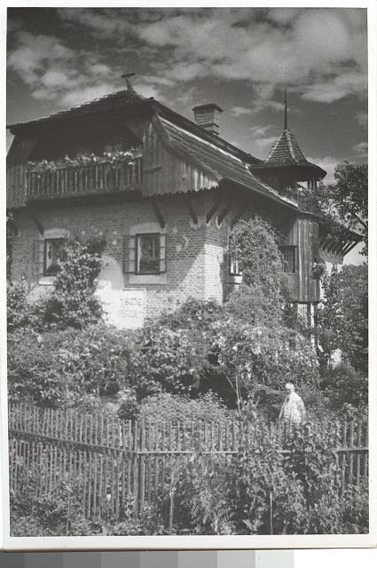 Chýnov, vila s Mistrem Františkem Bílkem (in Czech), keywords: Chýnov, František Bílek  Chýnov, František Bílek