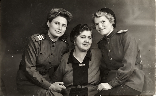 Božena Šechtlová a ruské důstojnice květen 1945 (in Czech), keywords: Božena Šechtlová, uniform