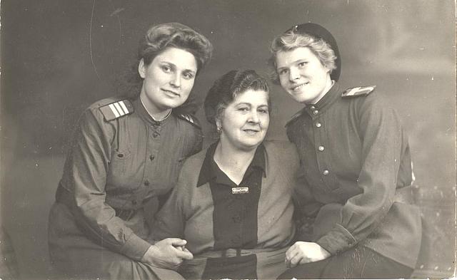 Božena Šechtlová a ruské důstojnice květen 1945 (in Czech), keywords: Božena Šechtlová, uniform  Božena Šechtlová, uniform