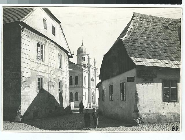 68. - průhled na synagogu (in Czech), keywords: Tábor  Tábor