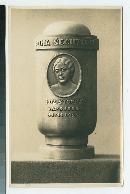 Anna Šechtlová, urna od J. V. Duška (in Czech), keywords: Šechtlovi  Šechtlovi