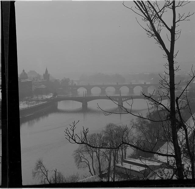 Vltavské mosty (in Czech), keywords: Prague (Czech) obálka Praha dělat Prague