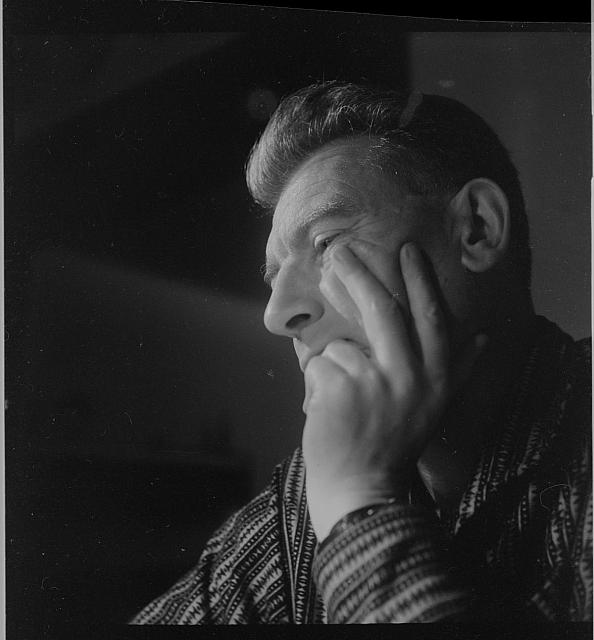 Jan Noha (26.11. 1908 - 1966), český básník a prozaik (in Czech), keywords: portrait, Jan Noha (Czech) Na obálce: Jan Noha 6x ifilm0013-ifilm0018 portrait, Jan Noha
