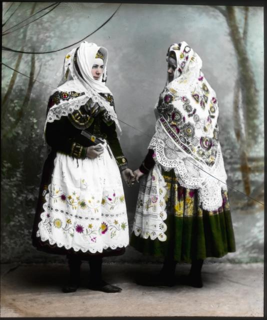 Dvě ženy v blatském slavnostním kroji (in Czech), keywords: figure, garb, Blata garb, clothing  figure, garb, Blata garb, clothing
