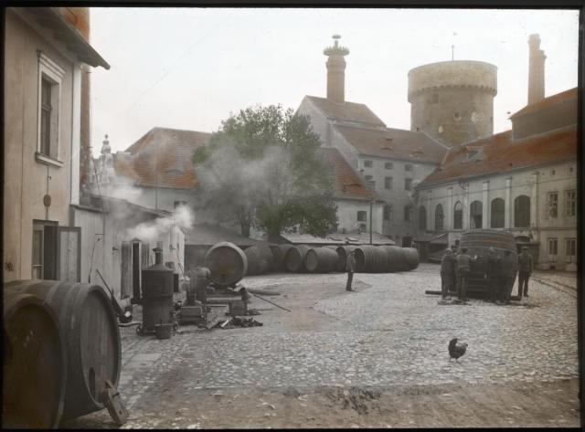 smolení sudů (in Czech), keywords: Tábor, brewery, steam engine, technics, smolení sudů, barel