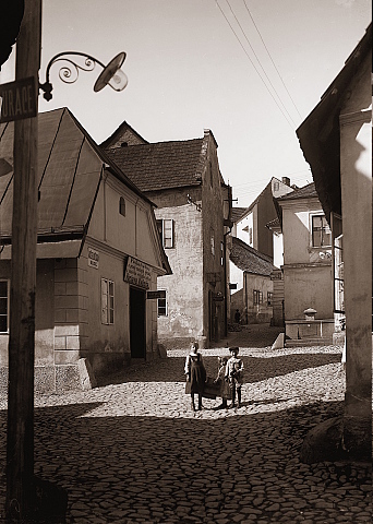 Duben: Pohled do Koželužské ulice, 1900-1905