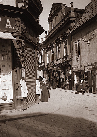 Červen: Pražská ulice, 1900